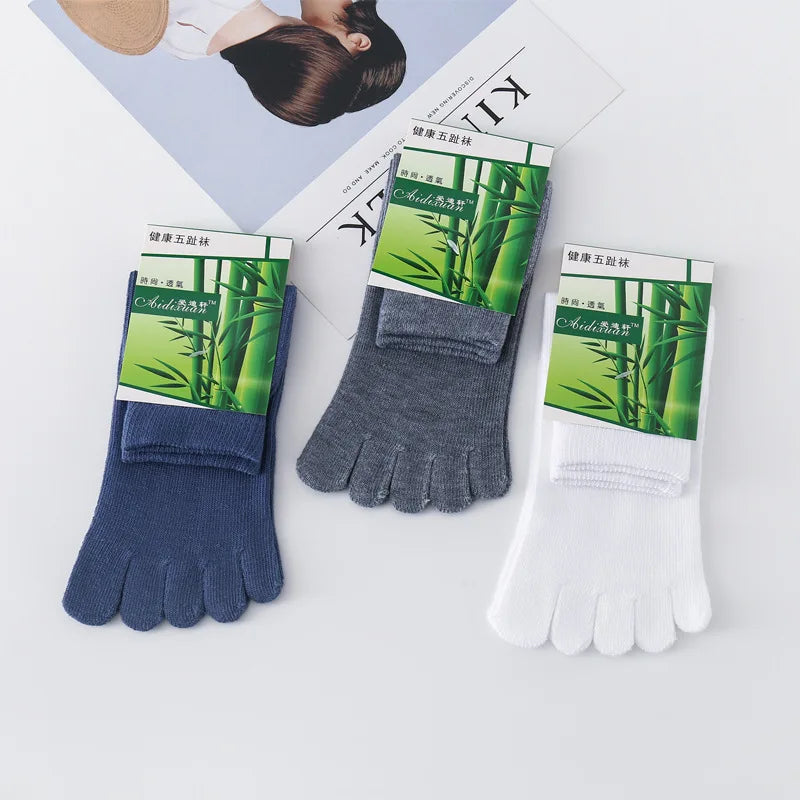 Men's five finger toe socks in breathable cotton, available in black, white, grey and blue"